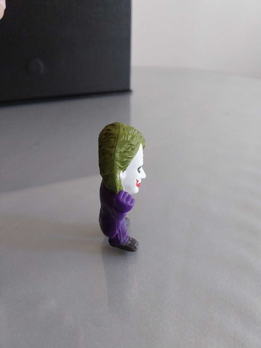 Figura de ação do personagem Joker, do universo Batman