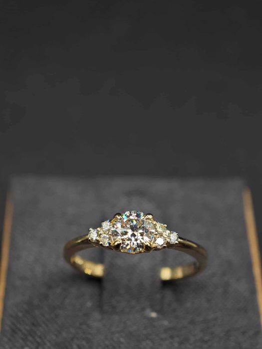 Pierścionek moissanit i diamenty