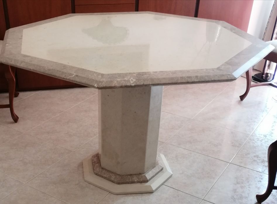 Mesa de sala oitavada em mármore