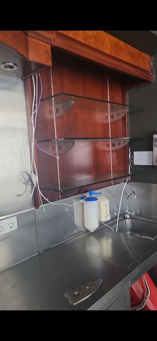 Painel madeira com prateleiras de vidro