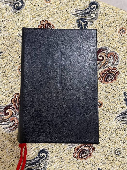 Палітурні роботи, виготовлення нових і ремонт старих книг.