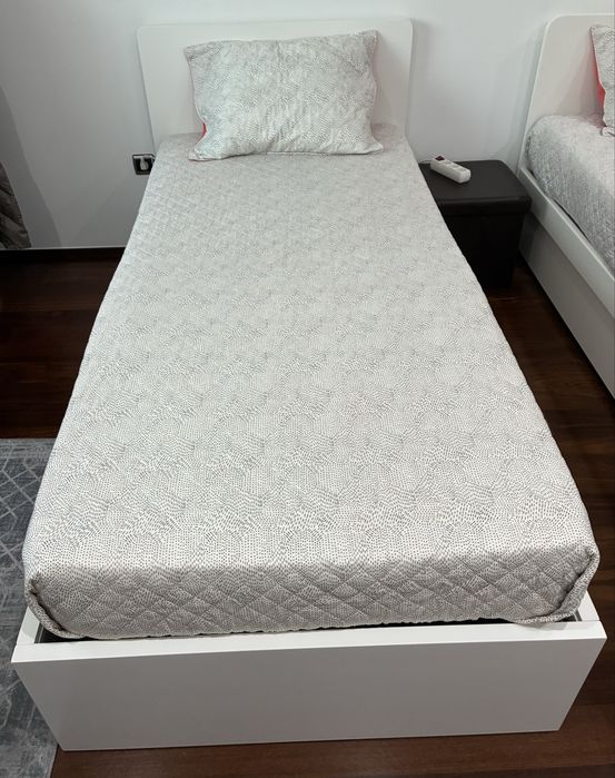 Cama de solteiro branca