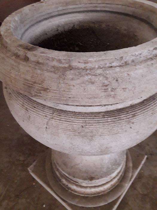 Floreiras em pedra antiga.( 53 cm altura ).