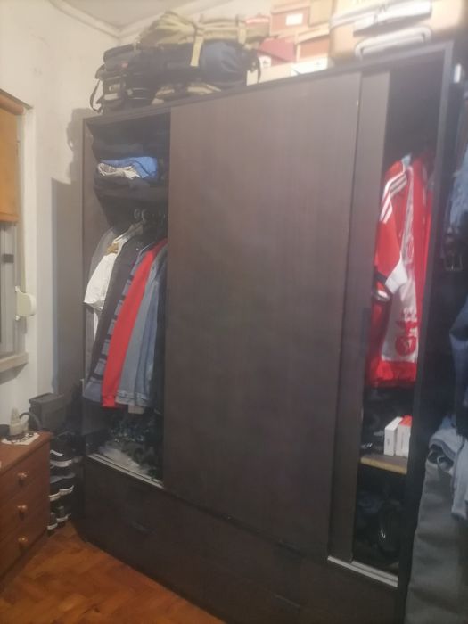 Cama de casal e guarda fatos