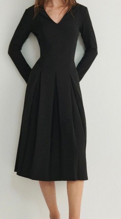 Czarna Sukienka Reserved Midi