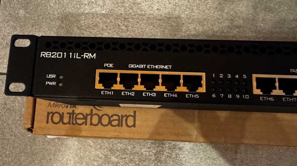Router MikroTik RB2011 iL-RM -  Cały komplet 19" rack.