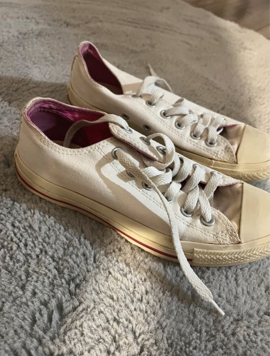 Białe buty conversy