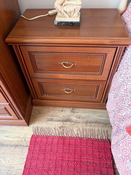 Mesa de cabeceira em madeira boa estilo italiano são 2 iguais 25€ cada uma