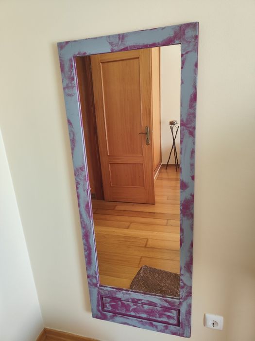 Espelho embutido em porta de madeira