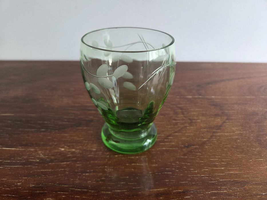 Copo e prato em vidro verde antigo