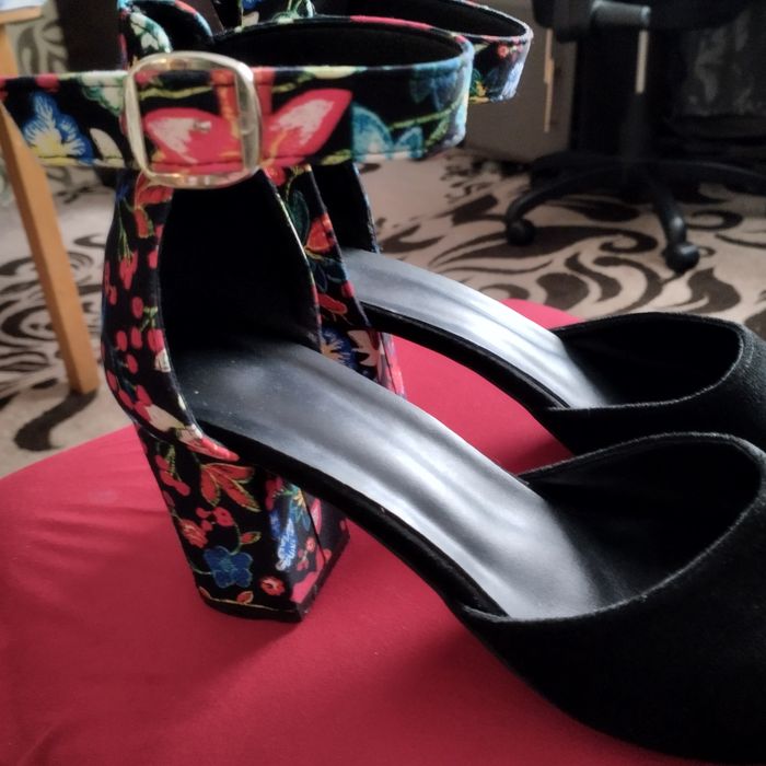 Продам нові босоніжки Взуті 1 раз на причастя.