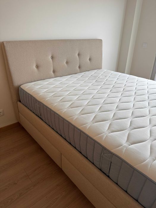 Cama de casal recente