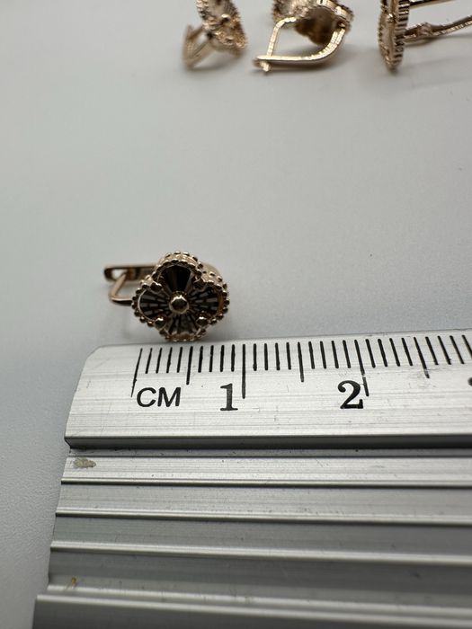 Сережки конюшина з лазерним гравіюв 0.9-1.4см (2.2-3.5г) золото 585 пр