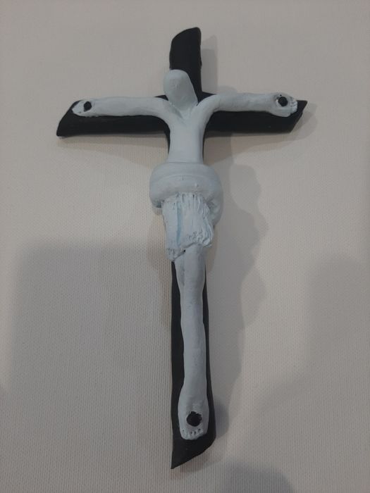 Cristo na cruz em barro