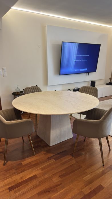 Mesa de jantar EM MARMORE de até 8 lugares