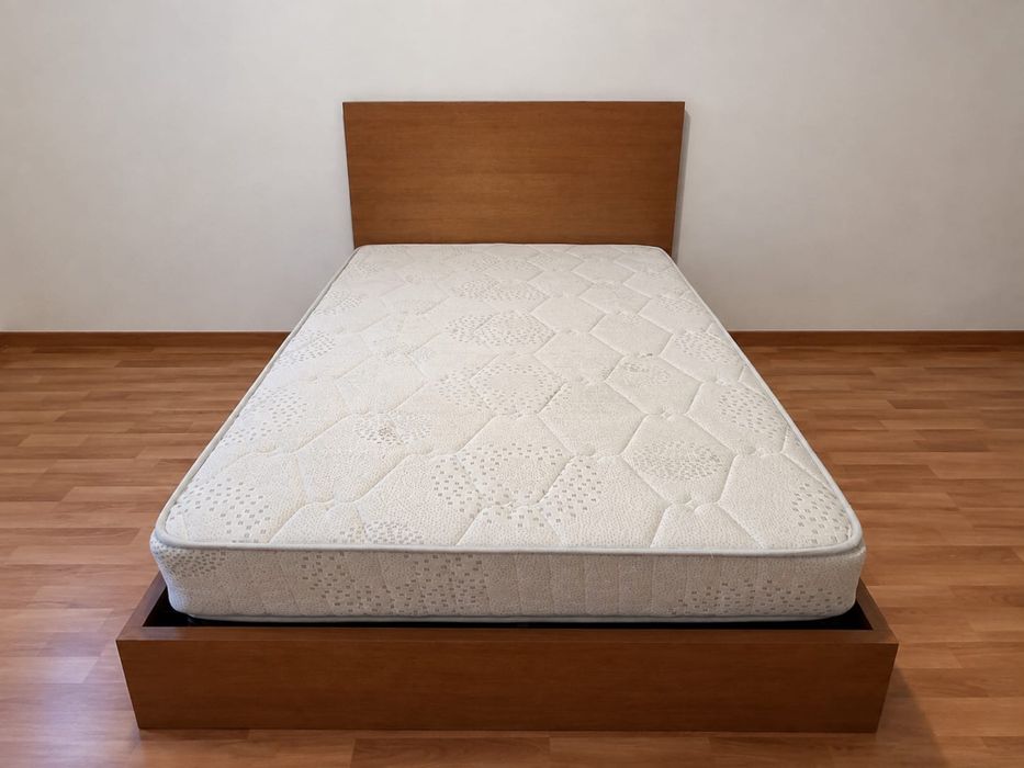 Cama de corpo e meio como nova