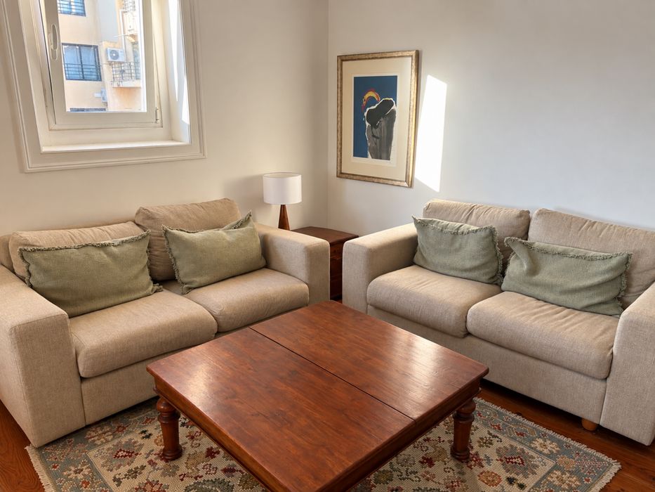 2 sofas beges extamente iguais