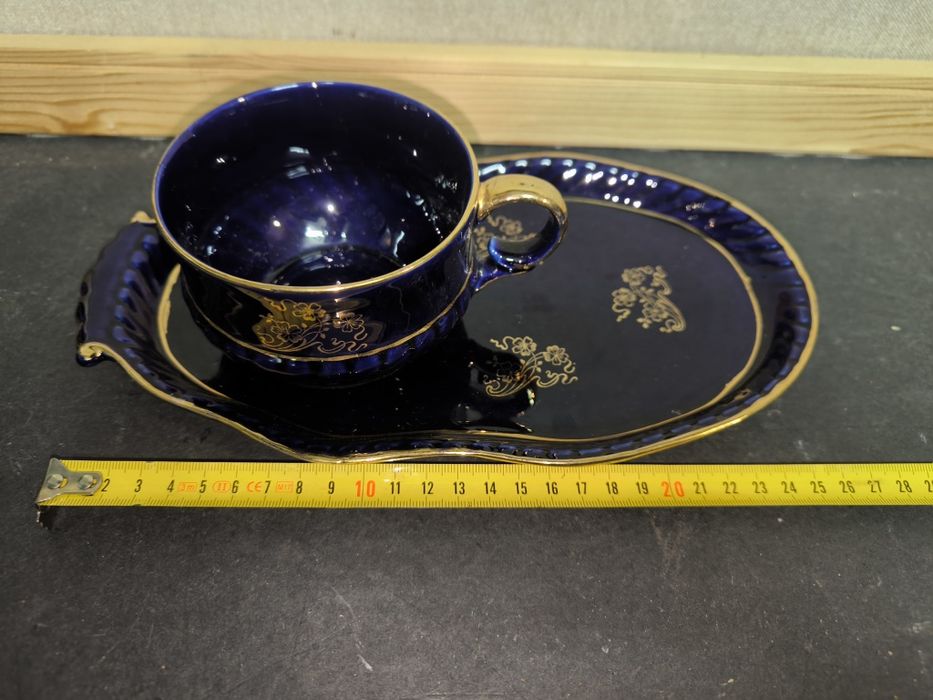 Almoçadeira azul e dourada em porcelana
Conjunto de almoçadeira com um