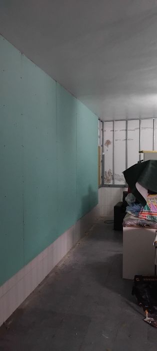 Executo trabalhos de construção