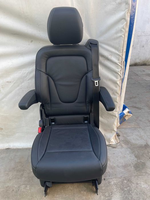 Vendo 2 Cadeiras e uma mesa para Mercedes V-Class