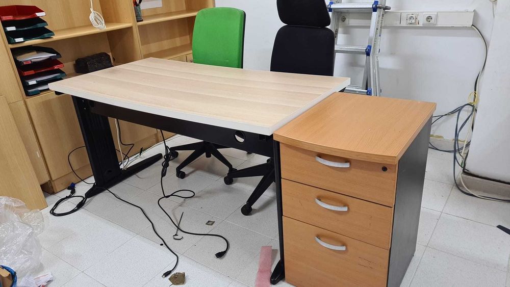 Secretária e módulo de gavetas