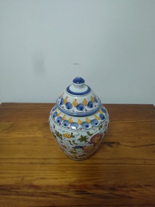 Biblô com enfeites azuis e amarelos