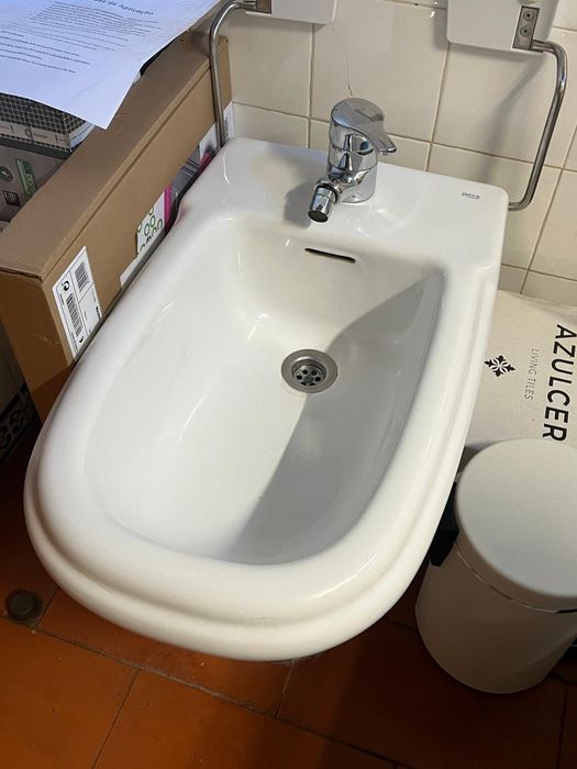 Bidé  com tampa e torneira Roca