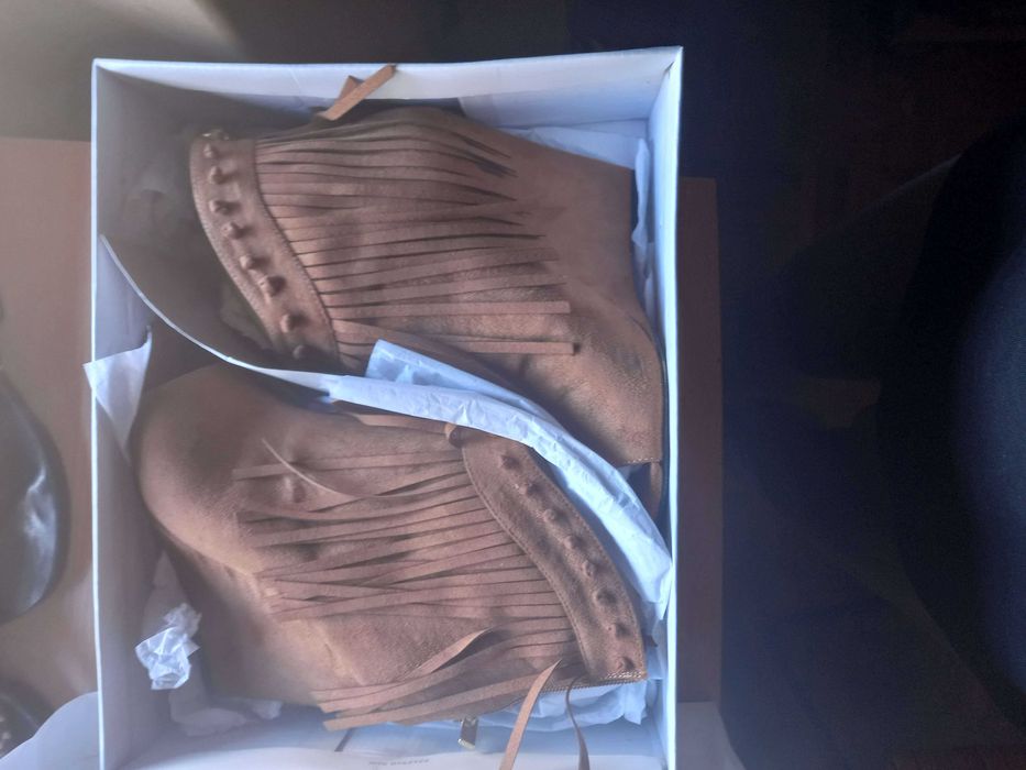 Botins praticamente novos.