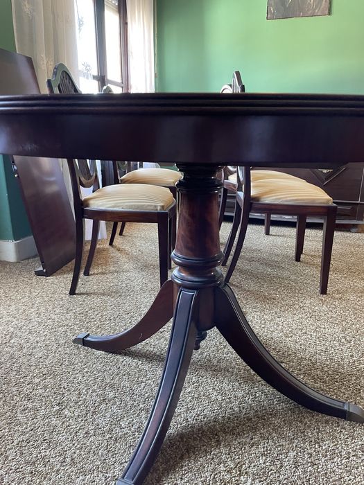 Mesa de sala com cadeiras