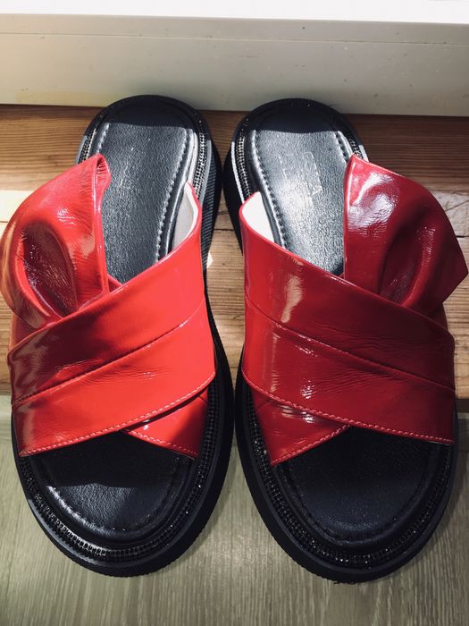 Кожаные лаковые женские шлепки на платформе. Стразы.