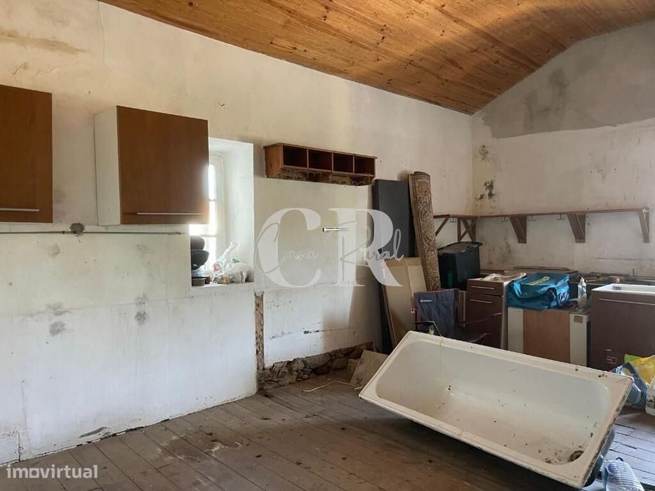 Moradia T2 geminada para renovação, com anexos e terreno, perto da Lou
