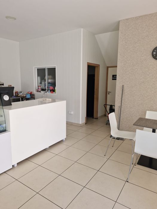 Aluga-se café espaço comercial 112m2