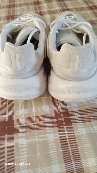 Жіночі кросівки Adidas Ozelia, розмір 38.
