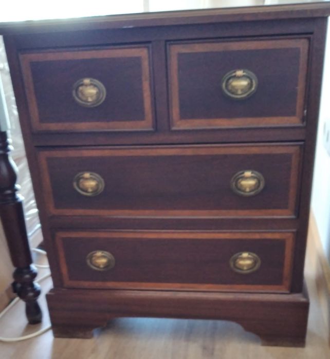 Cama com 2 mesas de cabeceira estilo D. Maria