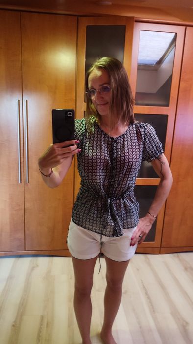 Białe krótkie spodenki