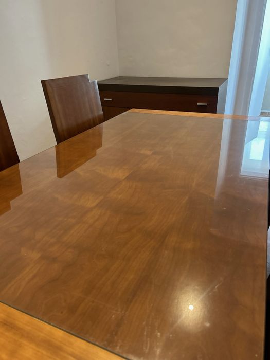 Mesa e conjunto de 4 cadeiras.