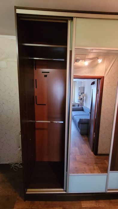 Шкаф купе 190×60×258 тёмный орех, зеркало, белое стекло