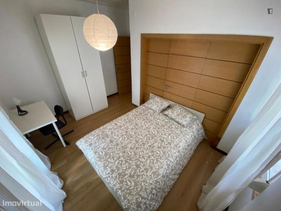 Quarto - localizado em Almada Lisbon