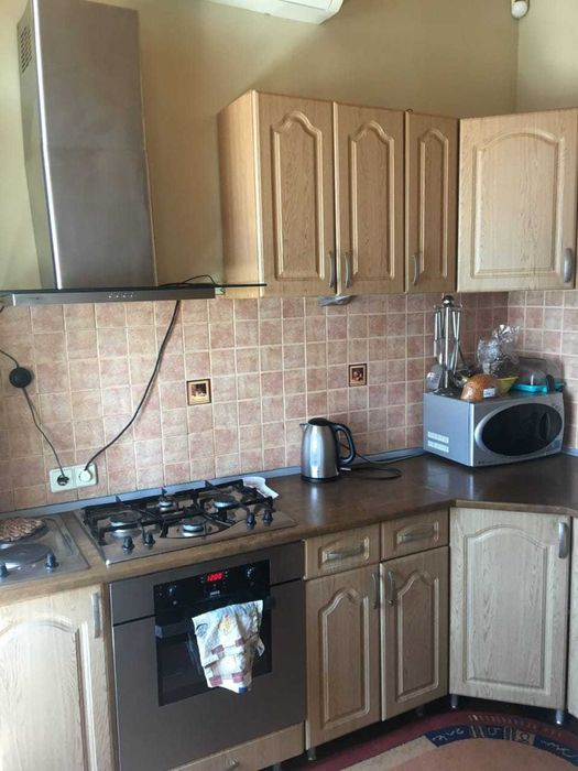 Подобова оренда сучасного будинку на березі Дніпра в сосновому лісі.