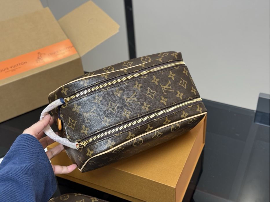 косметичка Louis Vuitton