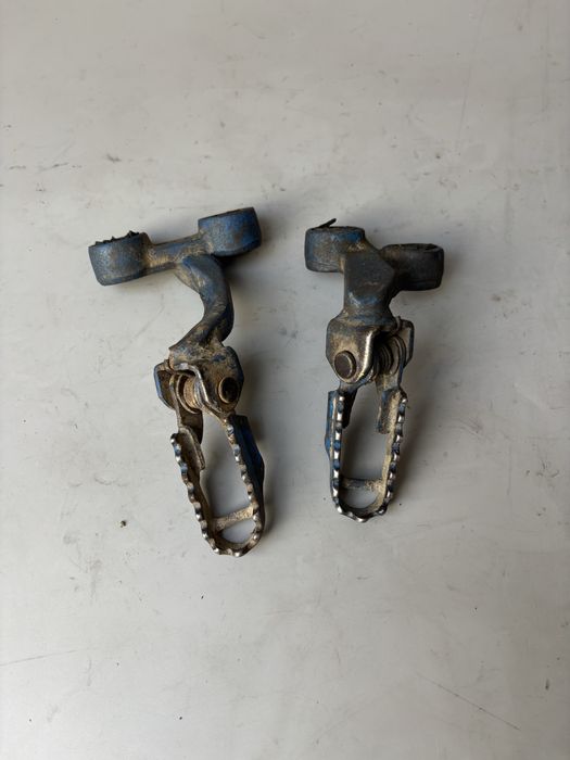 Podnóżki SUZUKI DR600 / 650