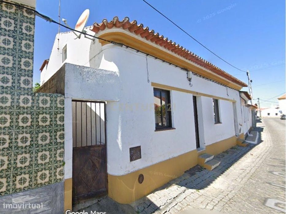 Moradia T4 com terreno em plena vila do Pego – Arrendado com contrato