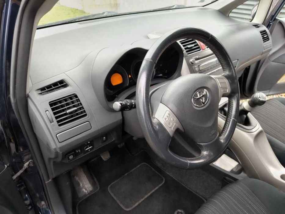 Sprzedam Toyota AURIS E15 124KM LPG PPF piękny nowe lampy długie OC