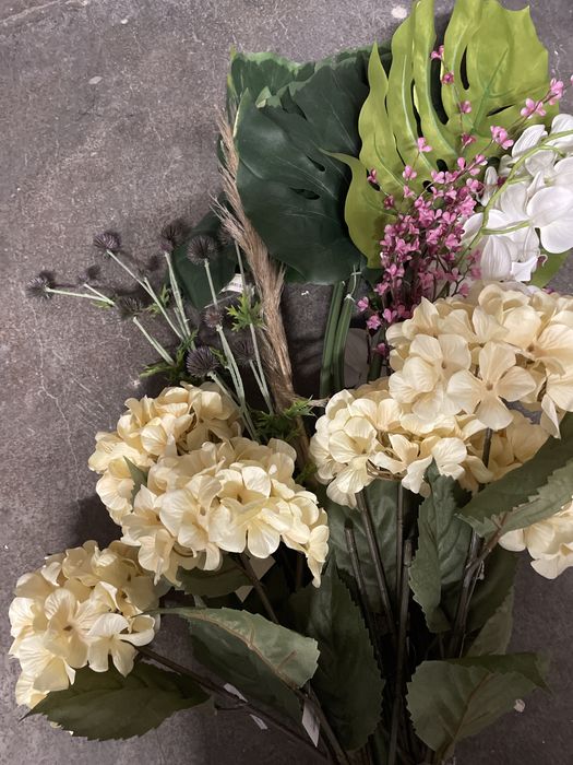 Arranjo de flores e plantas  artificiais