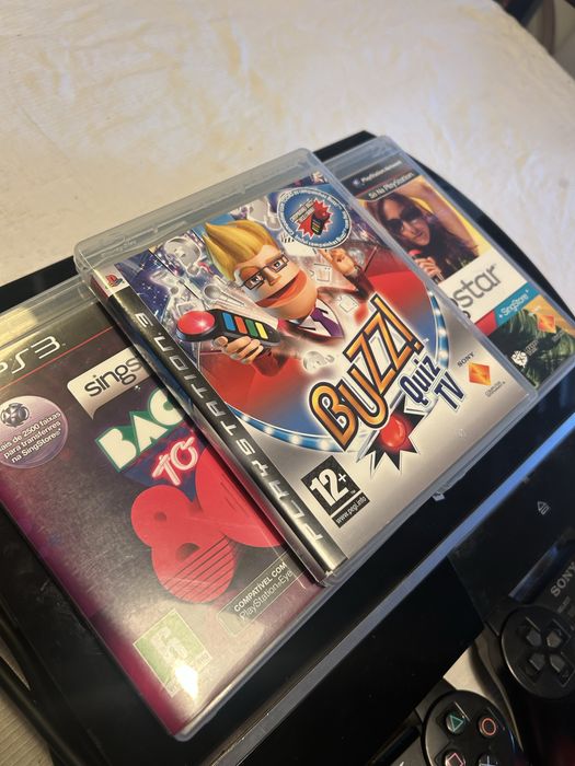 PlayStation 3 + 2 Comandos + 4 Buzzers + 2 Microfones SingStar + Jogos — Excelente Estado