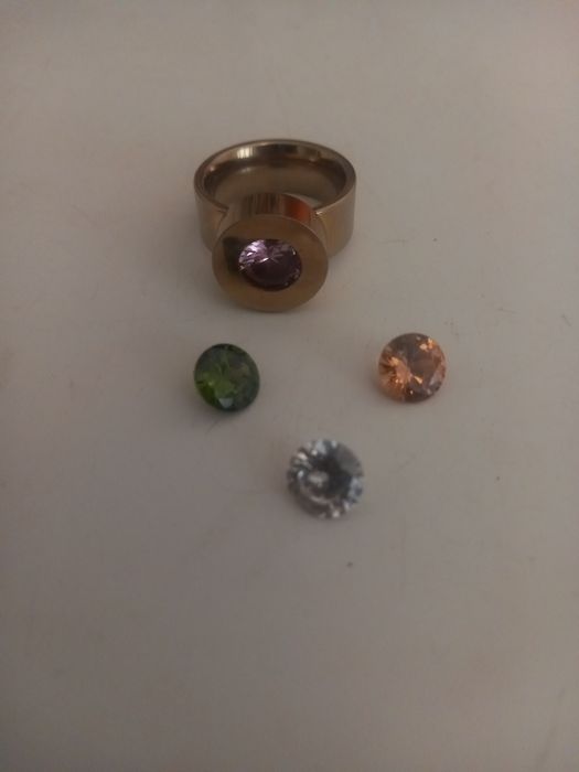 Жіноча каблучка із трьома зміннми камінцямии