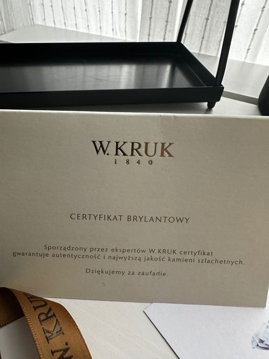 Pierścionek z brylantem z kolekcji „Jedyny”  Kruk