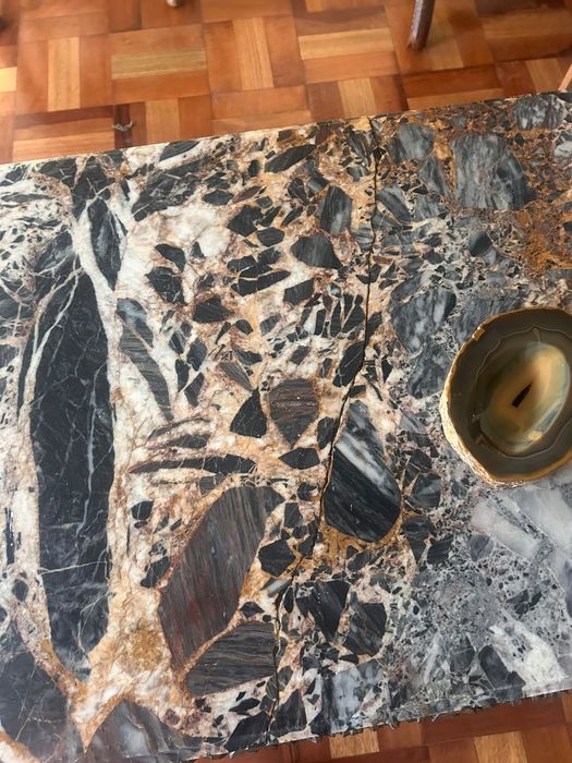 Mesa de centro em talha e mármore