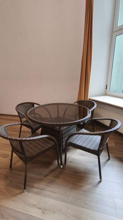 Stół ogrodowy z krzesłami.