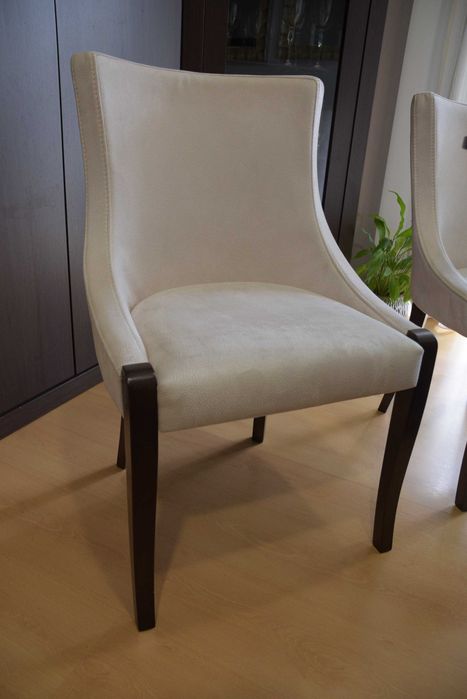 Mesa de sala e cadeiras